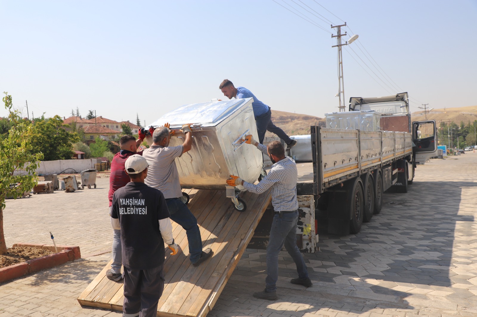 yeni-cop-konteynerlerimiz-yerlerini-almaya-hazir